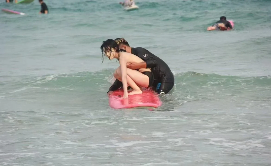 성실한 해수욕장 직원.jpe_1.webp
