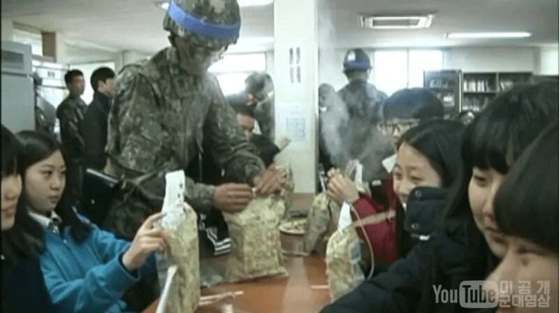 전투식량을 체험하는 고등학생들.jpg_1.jpg