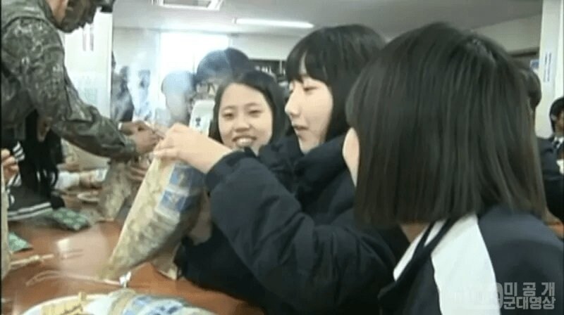 전투식량을 체험하는 고등학생들.jpg_2.jpg