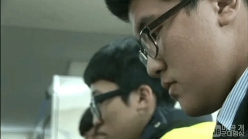전투식량을 체험하는 고등학생들.jpg_3.jpg