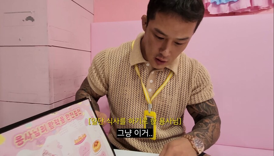 메이드카페에 가서 현타온 보디빌더..._9.jpg
