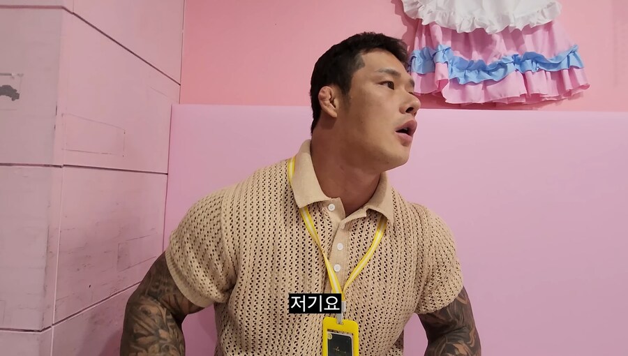 메이드카페에 가서 현타온 보디빌더..._10.jpg