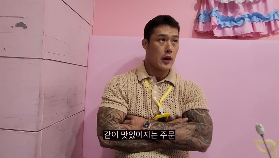 메이드카페에 가서 현타온 보디빌더..._12.jpg