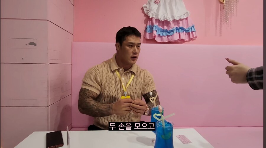 메이드카페에 가서 현타온 보디빌더..._15.jpg