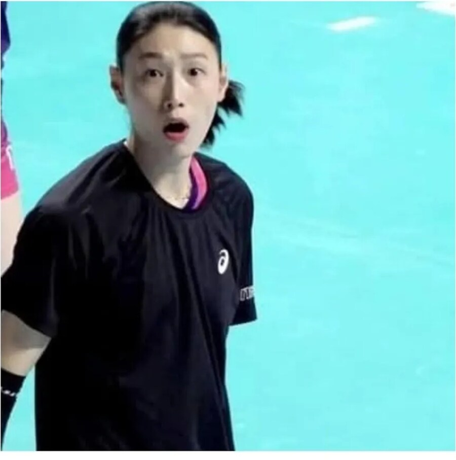 김연경 사진찍다가 공 맞은 사람.jpg_2.jpg
