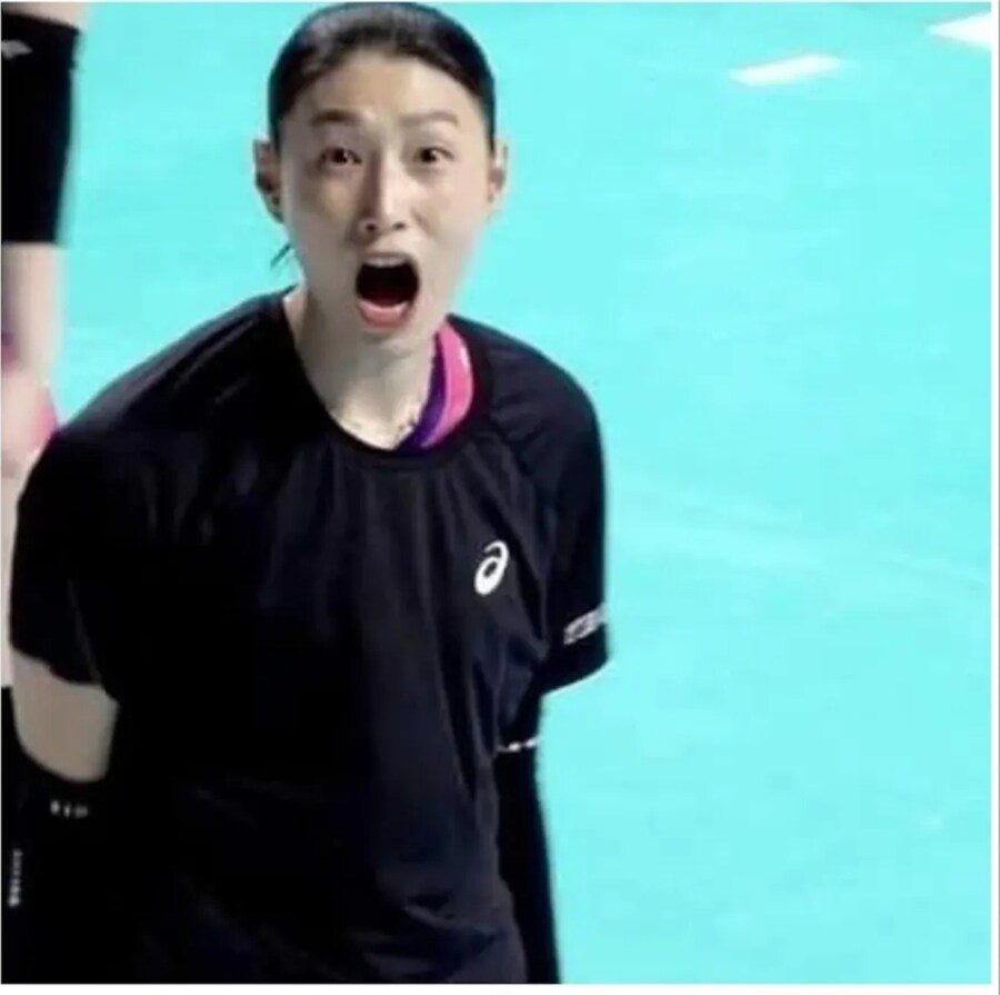 김연경 사진찍다가 공 맞은 사람.jpg_3.jpg