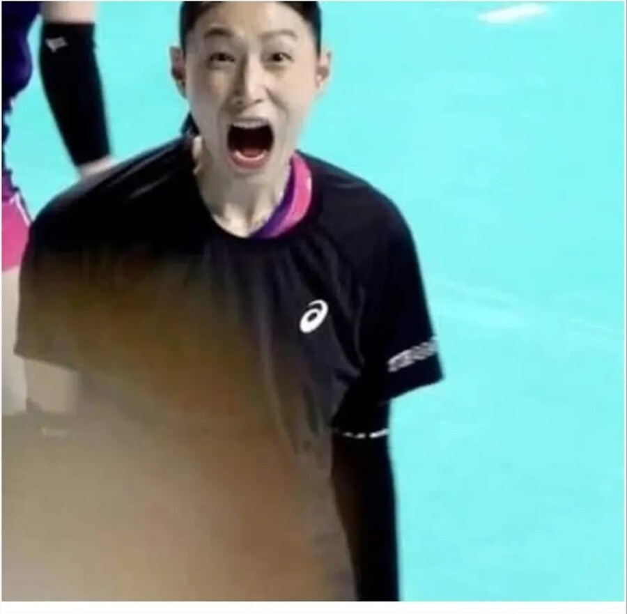 김연경 사진찍다가 공 맞은 사람.jpg_4.jpg