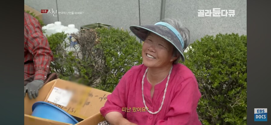 시장 할머니에게 용돈 받은 피난민_1.png
