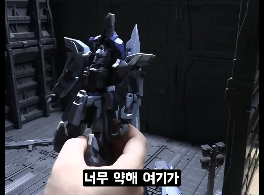 선물받은 건프라 때문에 고통받는 방구석 매니아.jpg_2.jpg