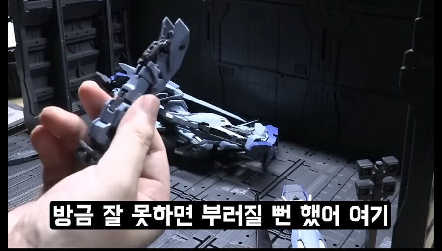 선물받은 건프라 때문에 고통받는 방구석 매니아.jpg_3.jpg