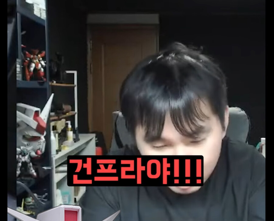 선물받은 건프라 때문에 고통받는 방구석 매니아.jpg_5.jpg