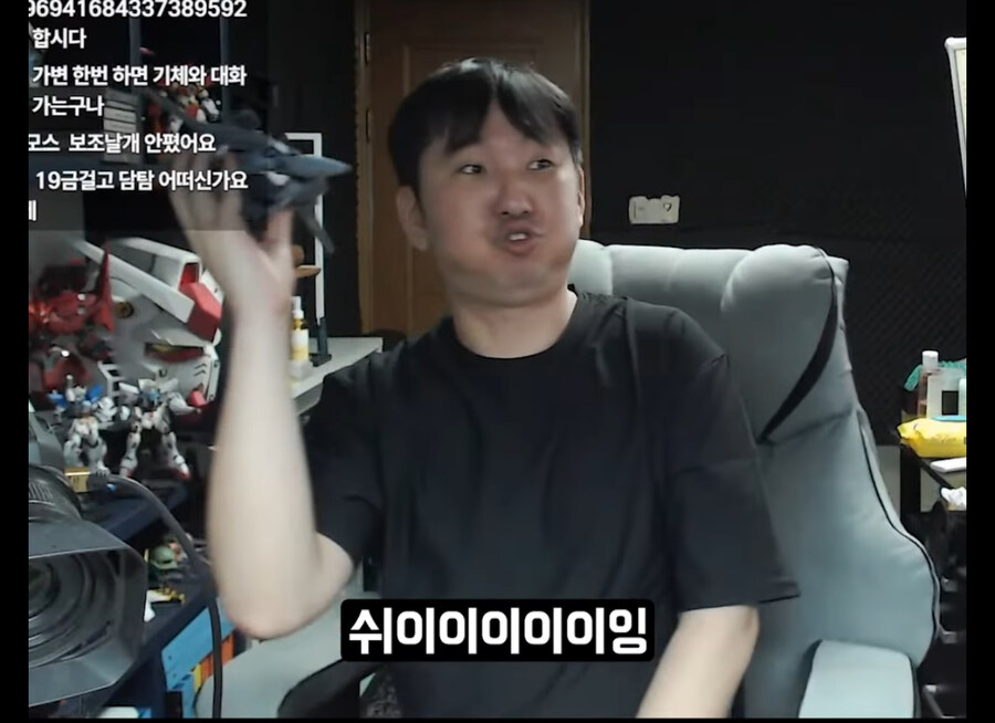 선물받은 건프라 때문에 고통받는 방구석 매니아.jpg_8.jpg