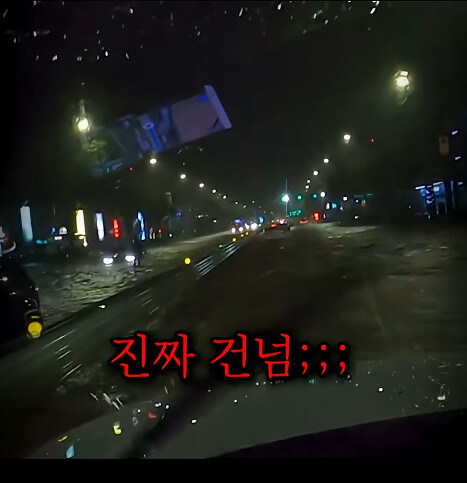 만취한 고급차종 차주가 대리기사에게 침수도로를 건너라고 한다_5.jpg