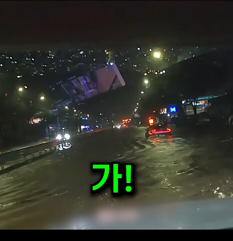 만취한 고급차종 차주가 대리기사에게 침수도로를 건너라고 한다_7.jpg