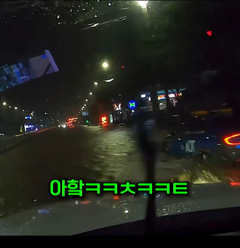 만취한 고급차종 차주가 대리기사에게 침수도로를 건너라고 한다_10.jpg