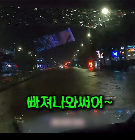 만취한 고급차종 차주가 대리기사에게 침수도로를 건너라고 한다_13.jpg
