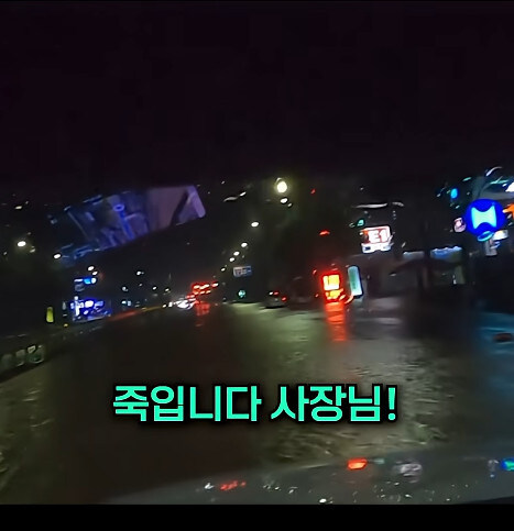 만취한 고급차종 차주가 대리기사에게 침수도로를 건너라고 한다_15.jpg