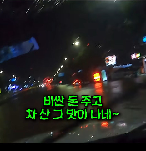 만취한 고급차종 차주가 대리기사에게 침수도로를 건너라고 한다_16.jpg