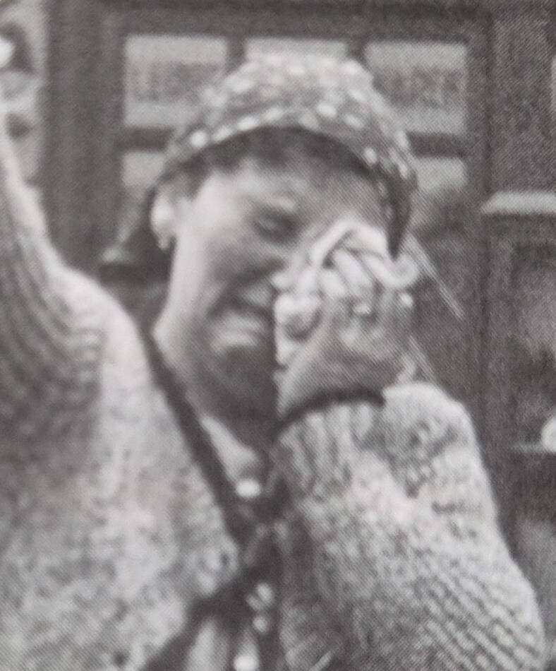 사랑하는 사람을 만나 눈물 흘리는 아주머니 사진(1930년대)_1.jpg
