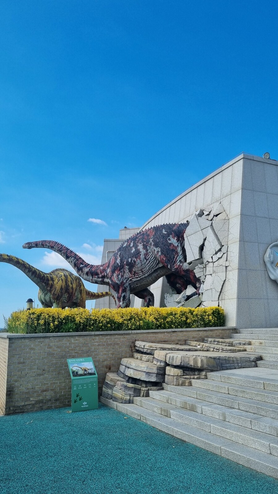 탈출 중인 공룡들_1.jpg