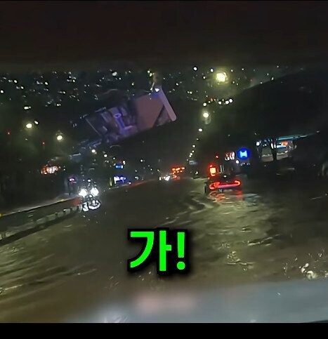 만취한 랜드로버 차주가 대리기사에게 침수도로를 건너라 시킴_7.jpg