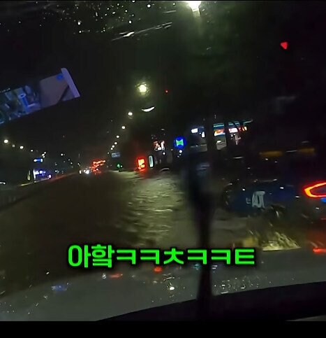 만취한 랜드로버 차주가 대리기사에게 침수도로를 건너라 시킴_10.jpg