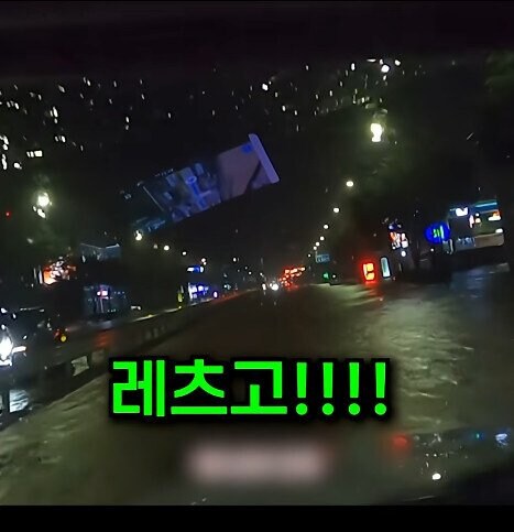 만취한 랜드로버 차주가 대리기사에게 침수도로를 건너라 시킴_11.jpg