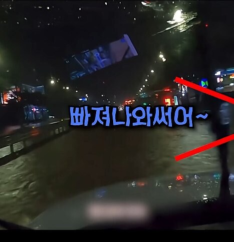 만취한 랜드로버 차주가 대리기사에게 침수도로를 건너라 시킴_12.jpg