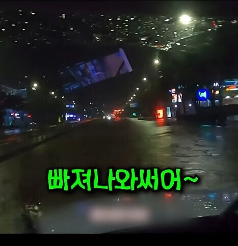 만취한 랜드로버 차주가 대리기사에게 침수도로를 건너라 시킴_13.jpg