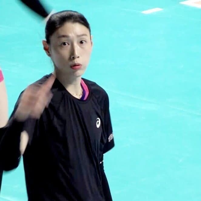 김연경 사진찍다가 공에 맞은 사람_1.jpg