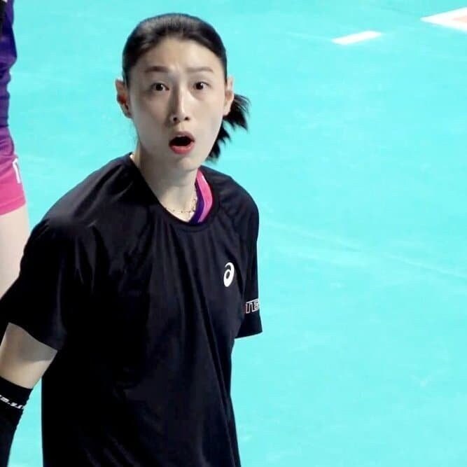 김연경 사진찍다가 공에 맞은 사람_2.jpg