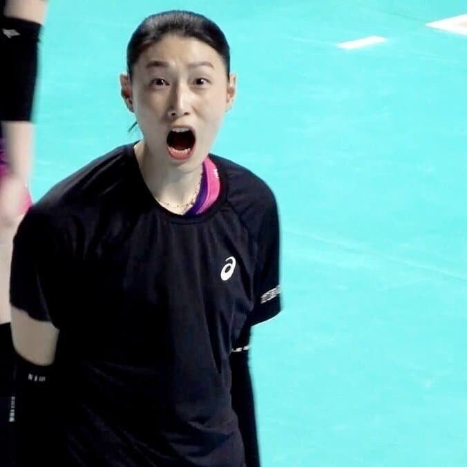 김연경 사진찍다가 공에 맞은 사람_3.jpg