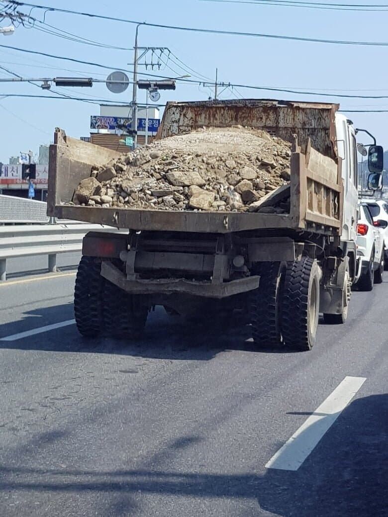 미쳐버린 트럭_1.jpg