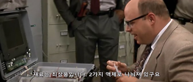 영화속 폭탄으로 장난치는 남자_2.jpg