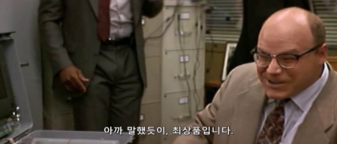 영화속 폭탄으로 장난치는 남자_10.jpg