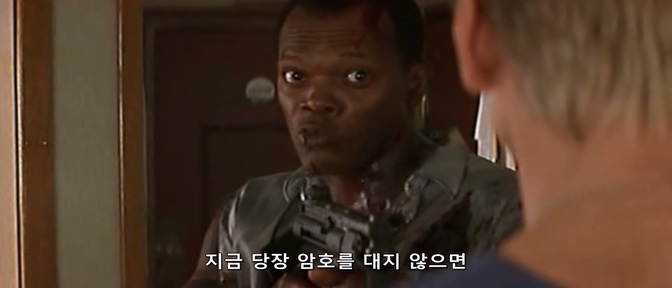 영화속 친절하게 총의 안전장치를 풀어주는 남자_1.jpg