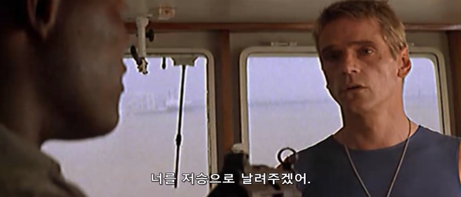 영화속 친절하게 총의 안전장치를 풀어주는 남자_2.jpg