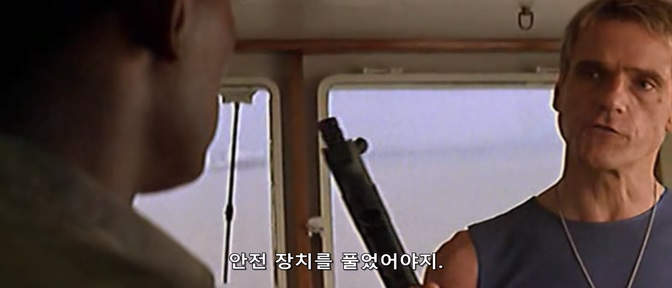 영화속 친절하게 총의 안전장치를 풀어주는 남자_6.jpg