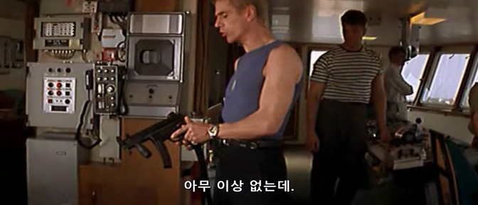 영화속 친절하게 총의 안전장치를 풀어주는 남자_8.jpg