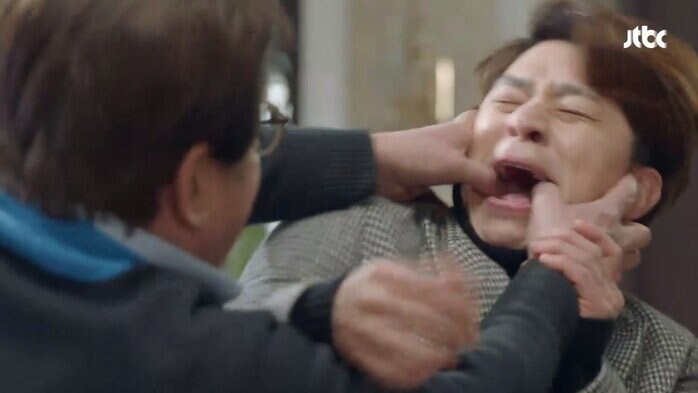 물에 빠진 넷우익 구하기 VS 한국인 구하기_5.jpg