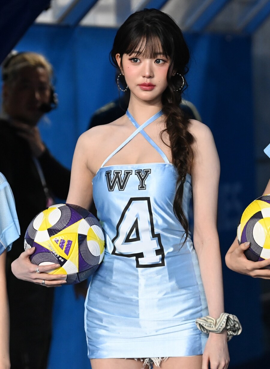 장원영 시축 의상이 불편불편.jpg_4.jpg
