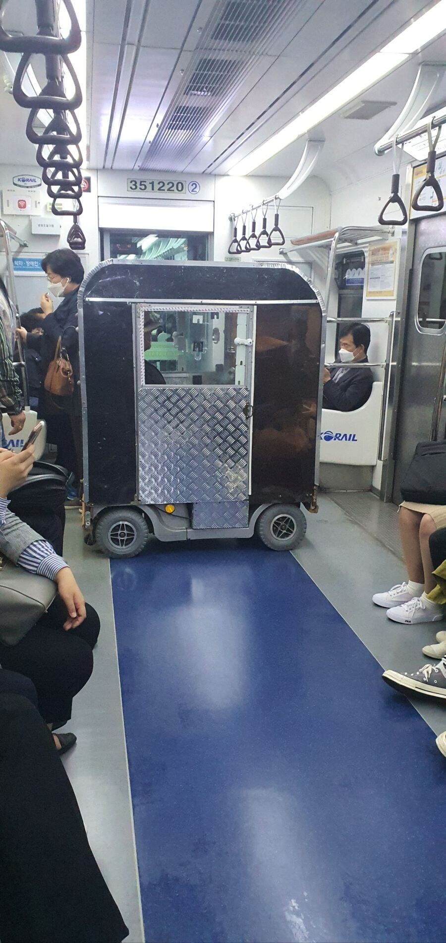 지하철1호선에 나타난 전동 휠체어_2.jpg