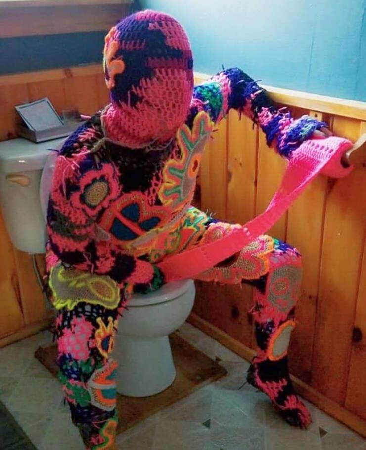 뜨개질 전신옷을 입고 뜨개질 휴지로 뒷처리하는 사진_1.jpg