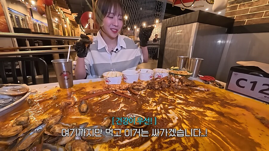호주에서 음식 잔뜩 시키고 남긴 쯔양_8.png