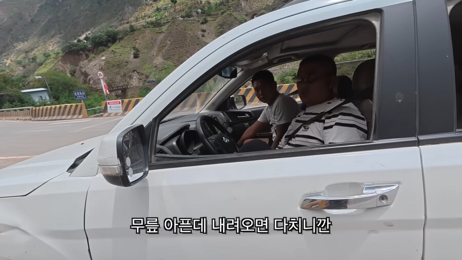 중국의 아무도 안가는 절벽마을_3.png