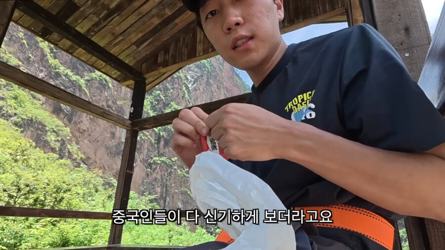 중국의 아무도 안가는 절벽마을_13.png
