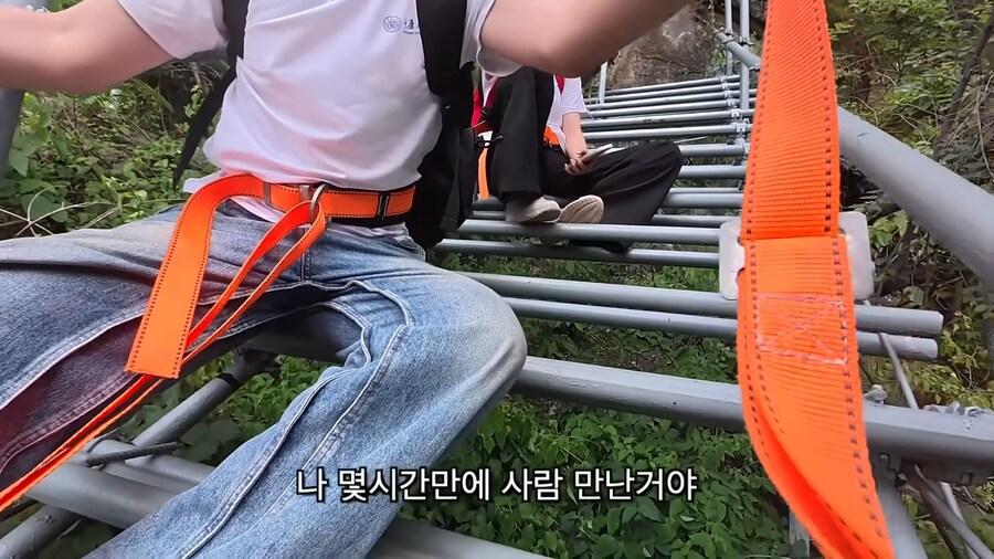 중국의 아무도 안가는 절벽마을_17.png