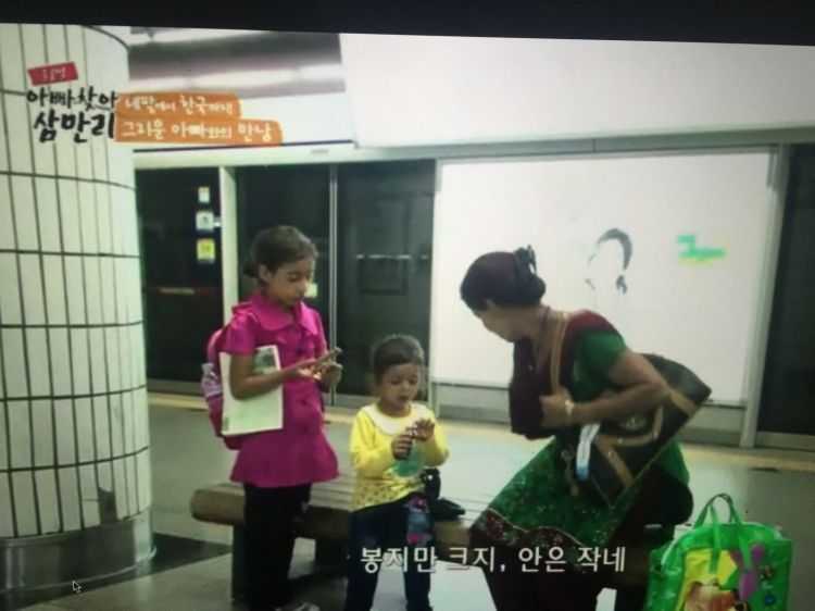 한국과자를 처음 먹어 본 네팔아이.jpg_1.jpg