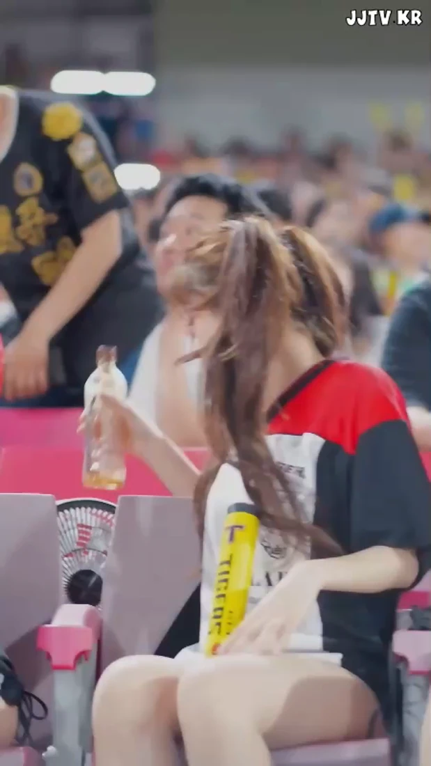 돌핀 팬츠 치어리더 gif_1.webp