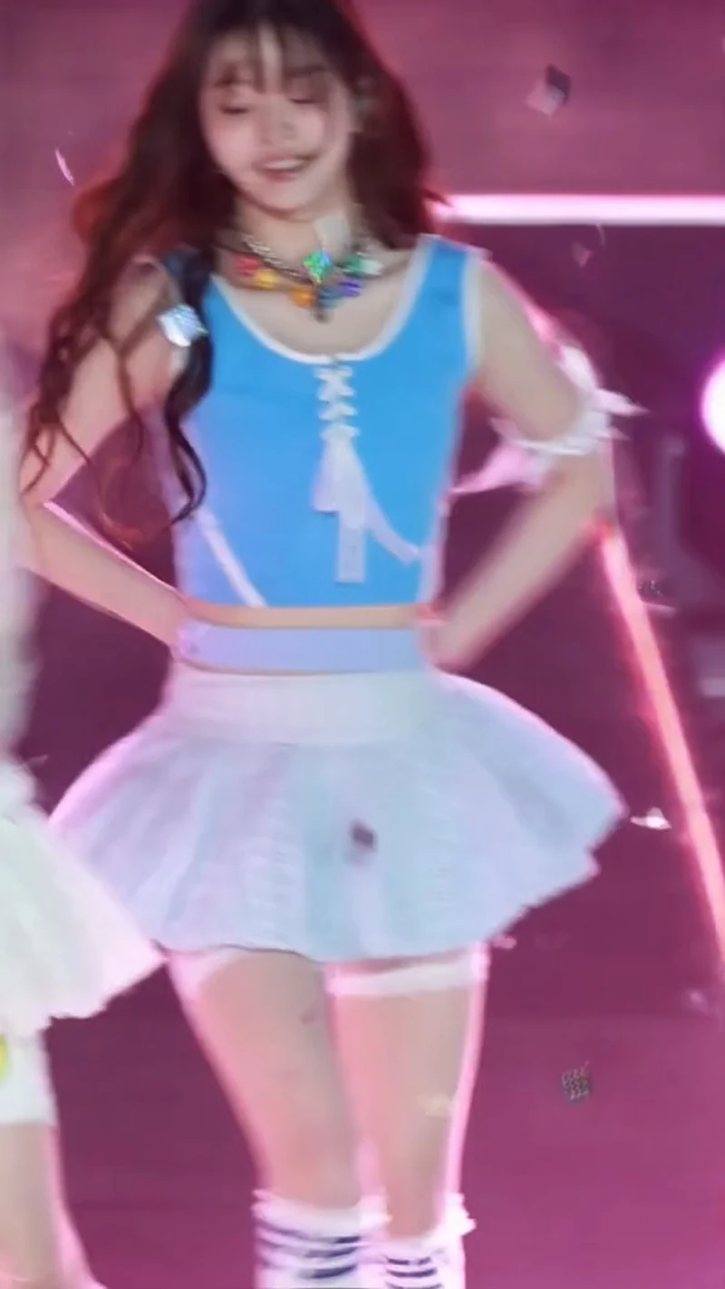 호불호 갈리는 복장 gif_1.webp